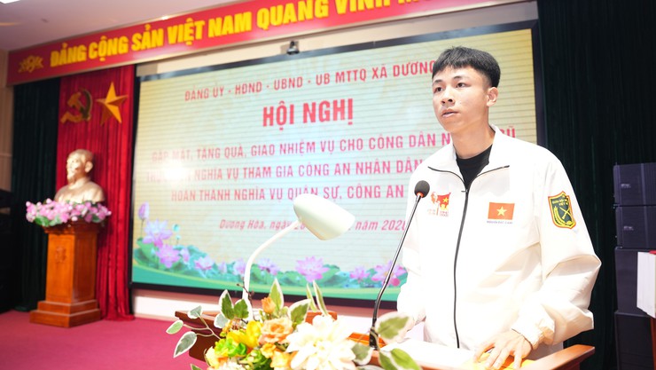 Dương Hoà gặp mặt, cấp phát quân trang, tặng quà và giao nhiệm vụ cho công dân nhập ngũ và thực hiện nghĩa vụ tham gia Công an nhân dân năm 2026 - Ảnh 5.
