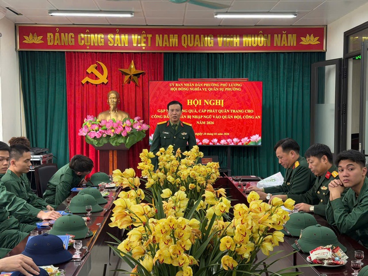 Phường Phú Lương tổ chức hội nghị gặp mặt, tặng quà và cấp phát quân trang năm 2026- Ảnh 2.