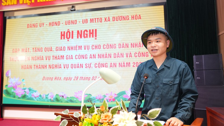 Dương Hoà gặp mặt, cấp phát quân trang, tặng quà và giao nhiệm vụ cho công dân nhập ngũ và thực hiện nghĩa vụ tham gia Công an nhân dân năm 2026 - Ảnh 6.