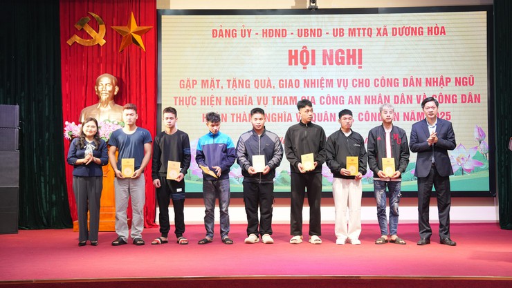 Dương Hoà gặp mặt, cấp phát quân trang, tặng quà và giao nhiệm vụ cho công dân nhập ngũ và thực hiện nghĩa vụ tham gia Công an nhân dân năm 2026 - Ảnh 7.