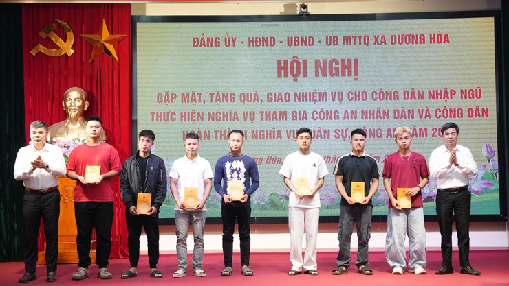 Dương Hoà gặp mặt, cấp phát quân trang, tặng quà và giao nhiệm vụ cho công dân nhập ngũ và thực hiện nghĩa vụ tham gia Công an nhân dân năm 2026 - Ảnh 8.
