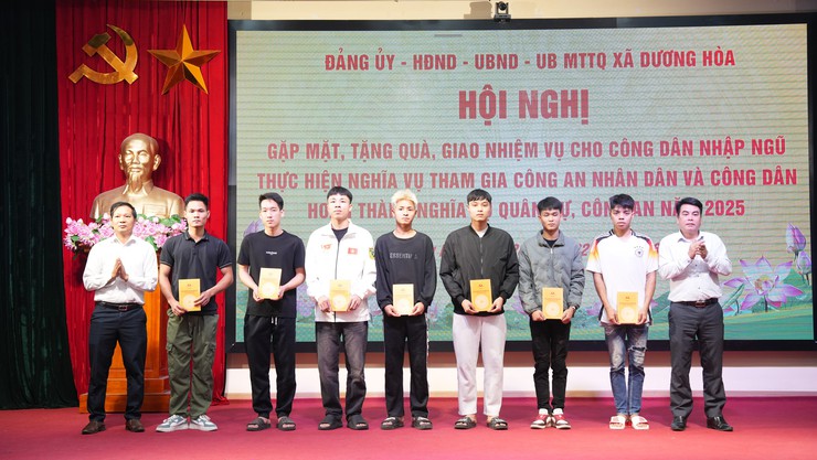 Dương Hoà gặp mặt, cấp phát quân trang, tặng quà và giao nhiệm vụ cho công dân nhập ngũ và thực hiện nghĩa vụ tham gia Công an nhân dân năm 2026 - Ảnh 9.