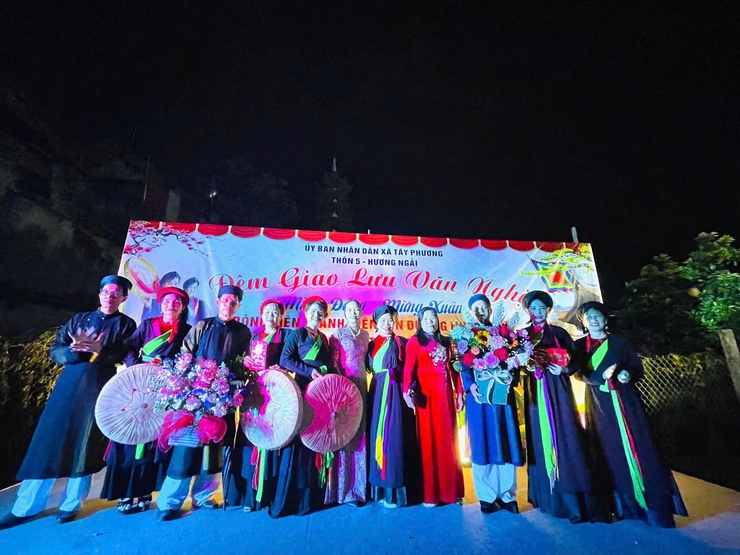 THÔN 5 HƯƠNG NGẢI, XÃ TÂY PHƯƠNG TỔ CHỨC ĐÊM VĂN NGHỆ MỪNG ĐẢNG, MỪNG XUÂN; ĐỘNG VIÊN TÂN BINH LÊN ĐƯỜNG NHẬP NGŨ- Ảnh 1.