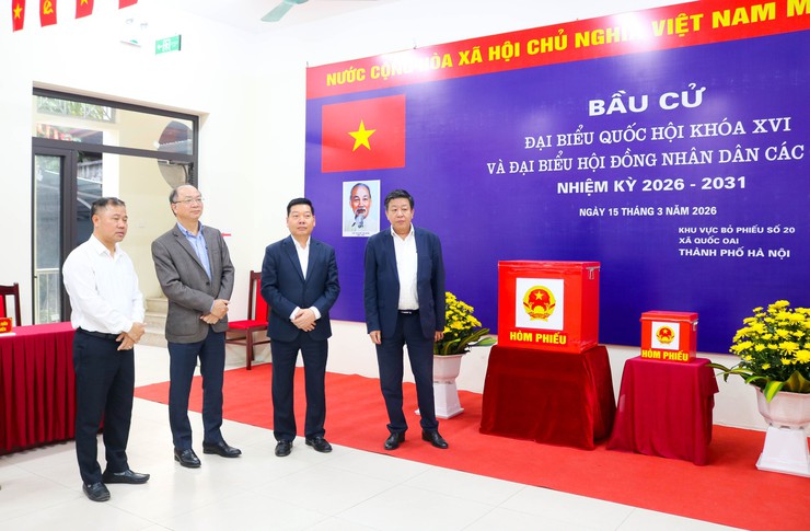 Phó Chủ tịch Thường trực UBND thành phố Hà Nội Dương Đức Tuấn kiểm tra công tác chuẩn bị bầu cử tại xã Quốc Oai- Ảnh 1.