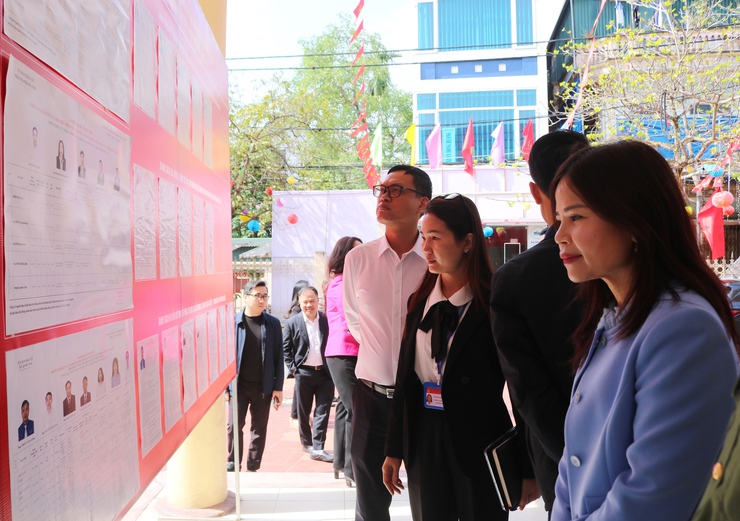 Đồng chí Bí thư Đảng uỷ Nguyễn Trường Sơn kiểm tra công tác chuẩn bị bầu cử tại các khu vực bỏ phiếu- Ảnh 9.