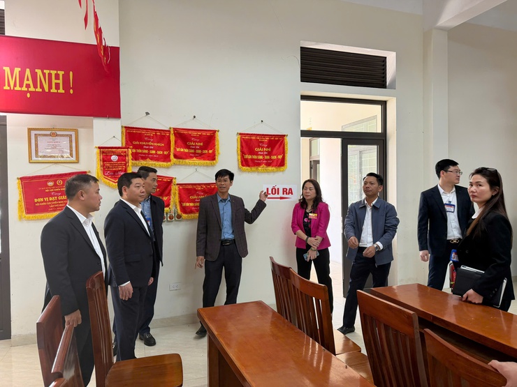 Đồng chí Bí thư Đảng uỷ Nguyễn Trường Sơn kiểm tra công tác chuẩn bị bầu cử tại các khu vực bỏ phiếu- Ảnh 10.