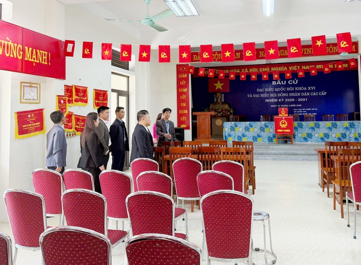 Đồng chí Bí thư Đảng uỷ Nguyễn Trường Sơn kiểm tra công tác chuẩn bị bầu cử tại các khu vực bỏ phiếu- Ảnh 11.