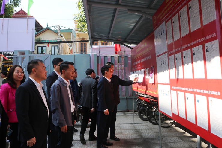 Đồng chí Bí thư Đảng uỷ Nguyễn Trường Sơn kiểm tra công tác chuẩn bị bầu cử tại các khu vực bỏ phiếu- Ảnh 1.