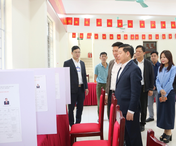 Đồng chí Bí thư Đảng uỷ Nguyễn Trường Sơn kiểm tra công tác chuẩn bị bầu cử tại các khu vực bỏ phiếu- Ảnh 3.