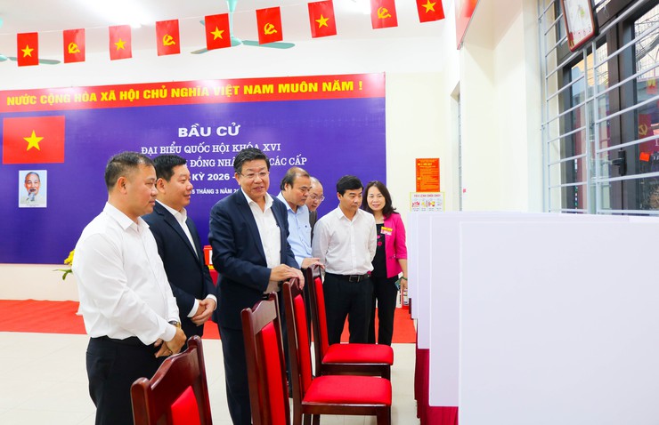 Phó Chủ tịch Thường trực UBND thành phố Hà Nội Dương Đức Tuấn kiểm tra công tác chuẩn bị bầu cử tại xã Quốc Oai- Ảnh 4.