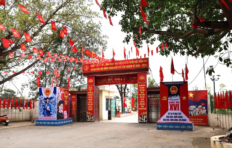 Lãnh đạo Ban Tuyên giáo và Dân vận Thành uỷ Hà Nội kiểm tra công tác bầu cử tại xã Tam Hưng - Ảnh 4.