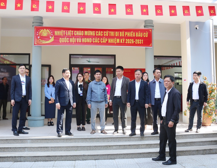 Đồng chí Bí thư Đảng uỷ Nguyễn Trường Sơn kiểm tra công tác chuẩn bị bầu cử tại các khu vực bỏ phiếu- Ảnh 5.
