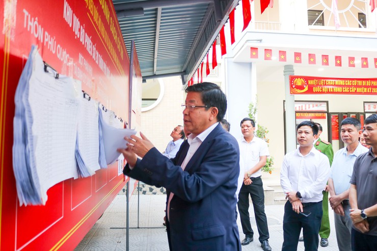 Phó Chủ tịch Thường trực UBND thành phố Hà Nội Dương Đức Tuấn kiểm tra công tác chuẩn bị bầu cử tại xã Quốc Oai- Ảnh 7.