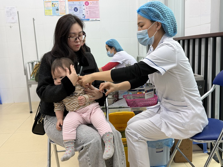 Chủ động tiêm vắc xin phòng cúm mùa giảm nguy cơ mắc bệnh thời tiết giao mùa- Ảnh 1.