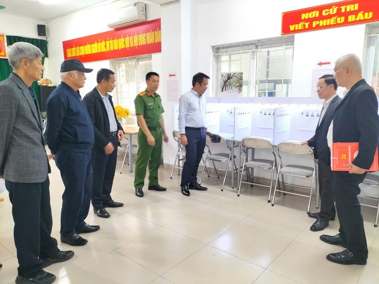 Phường Việt Hưng kiểm tra công tác chuẩn bị tại các khu vực bỏ phiếu trước ngày bầu cử.- Ảnh 1.