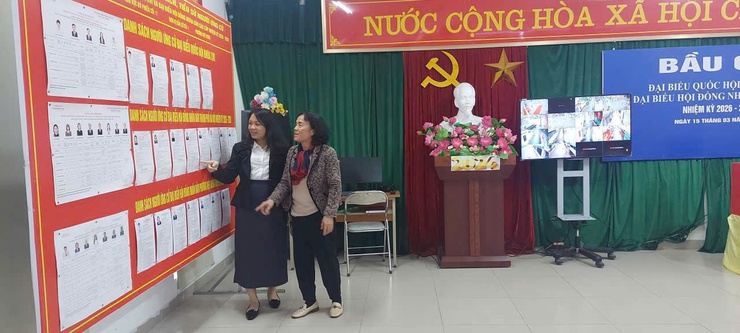 Phường Việt Hưng kiểm tra công tác chuẩn bị tại các khu vực bỏ phiếu trước ngày bầu cử.- Ảnh 4.