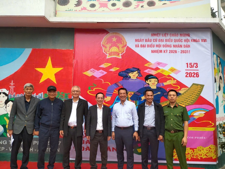 Phường Việt Hưng kiểm tra công tác chuẩn bị tại các khu vực bỏ phiếu trước ngày bầu cử.- Ảnh 2.