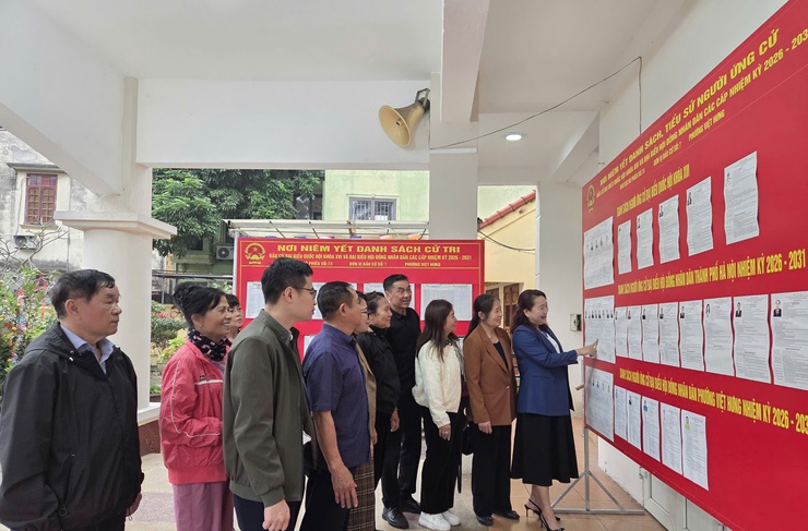 Phường Việt Hưng kiểm tra công tác chuẩn bị tại các khu vực bỏ phiếu trước ngày bầu cử.- Ảnh 3.