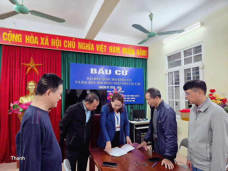 Phường Việt Hưng kiểm tra công tác chuẩn bị tại các khu vực bỏ phiếu trước ngày bầu cử.- Ảnh 5.