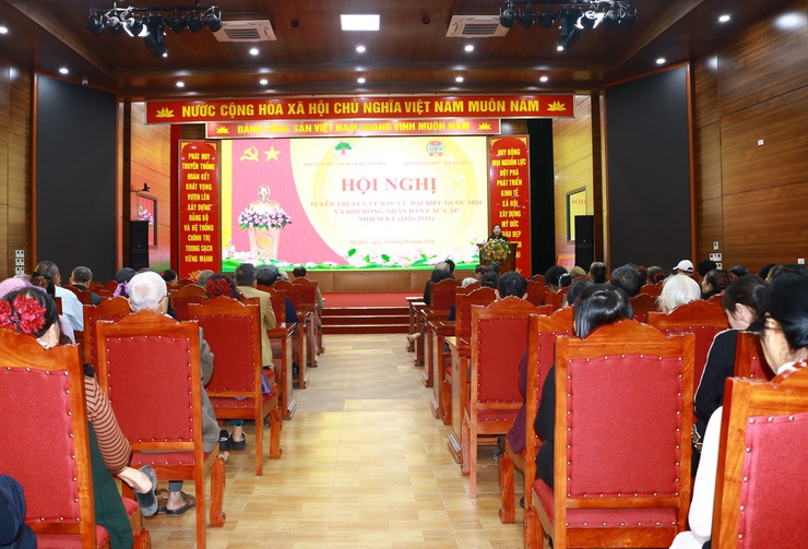 Hội Nông dân và Hội Người cao tuổi xã đẩy manh tuyên truyền về bầu cử- Ảnh 1.