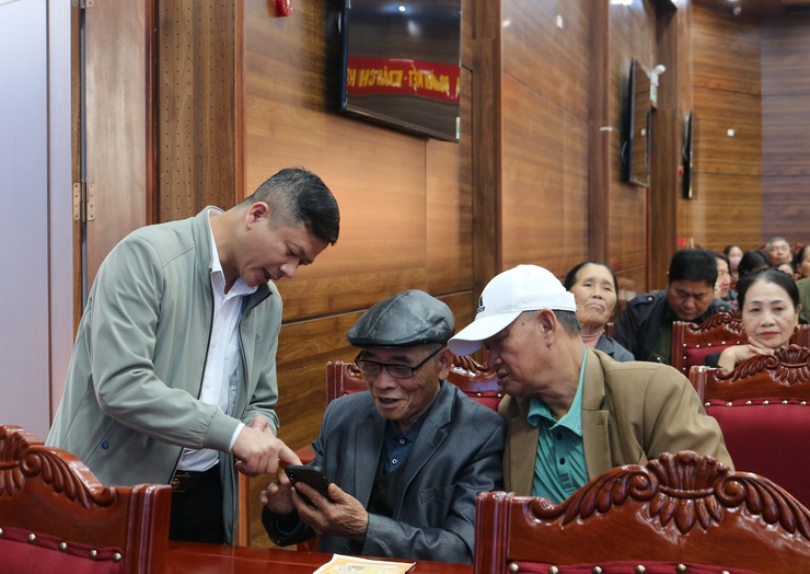 Hội Nông dân và Hội Người cao tuổi xã đẩy manh tuyên truyền về bầu cử- Ảnh 4.