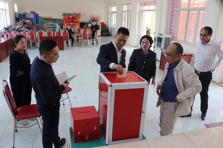 ĐỒNG CHÍ BÍ THƯ ĐẢNG UỶ, CHỦ TỊCH HĐND XÃ KIỂM TRA CÔNG TÁC CHUẨN BỊ BẦU CỬ TẠI CÁC KHU VỰC BỎ PHIẾU  - Ảnh 2.
