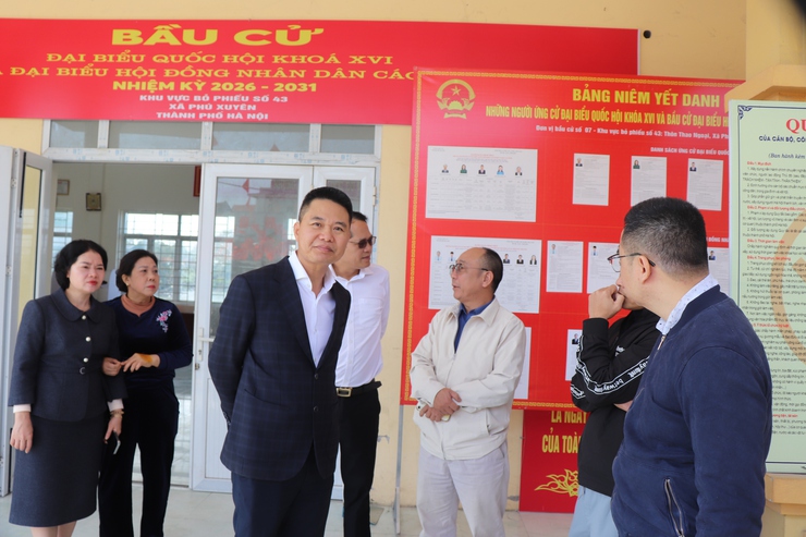 ĐỒNG CHÍ BÍ THƯ ĐẢNG UỶ, CHỦ TỊCH HĐND XÃ KIỂM TRA CÔNG TÁC CHUẨN BỊ BẦU CỬ TẠI CÁC KHU VỰC BỎ PHIẾU  - Ảnh 3.