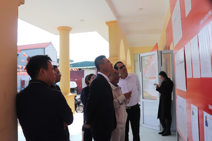 ĐỒNG CHÍ BÍ THƯ ĐẢNG UỶ, CHỦ TỊCH HĐND XÃ KIỂM TRA CÔNG TÁC CHUẨN BỊ BẦU CỬ TẠI CÁC KHU VỰC BỎ PHIẾU  - Ảnh 4.