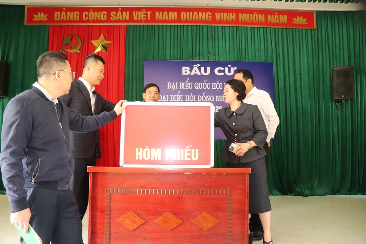 ĐỒNG CHÍ BÍ THƯ ĐẢNG UỶ, CHỦ TỊCH HĐND XÃ KIỂM TRA CÔNG TÁC CHUẨN BỊ BẦU CỬ TẠI CÁC KHU VỰC BỎ PHIẾU  - Ảnh 5.