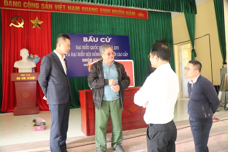 ĐỒNG CHÍ BÍ THƯ ĐẢNG UỶ, CHỦ TỊCH HĐND XÃ KIỂM TRA CÔNG TÁC CHUẨN BỊ BẦU CỬ TẠI CÁC KHU VỰC BỎ PHIẾU  - Ảnh 6.