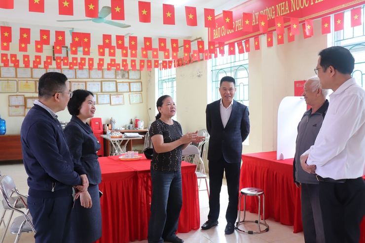 ĐỒNG CHÍ BÍ THƯ ĐẢNG UỶ, CHỦ TỊCH HĐND XÃ KIỂM TRA CÔNG TÁC CHUẨN BỊ BẦU CỬ TẠI CÁC KHU VỰC BỎ PHIẾU  - Ảnh 8.