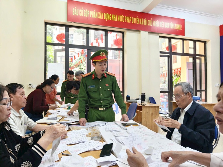 Công an phường Tây Hồ bảo đảm an ninh trật tự phục vụ bầu cử- Ảnh 1.