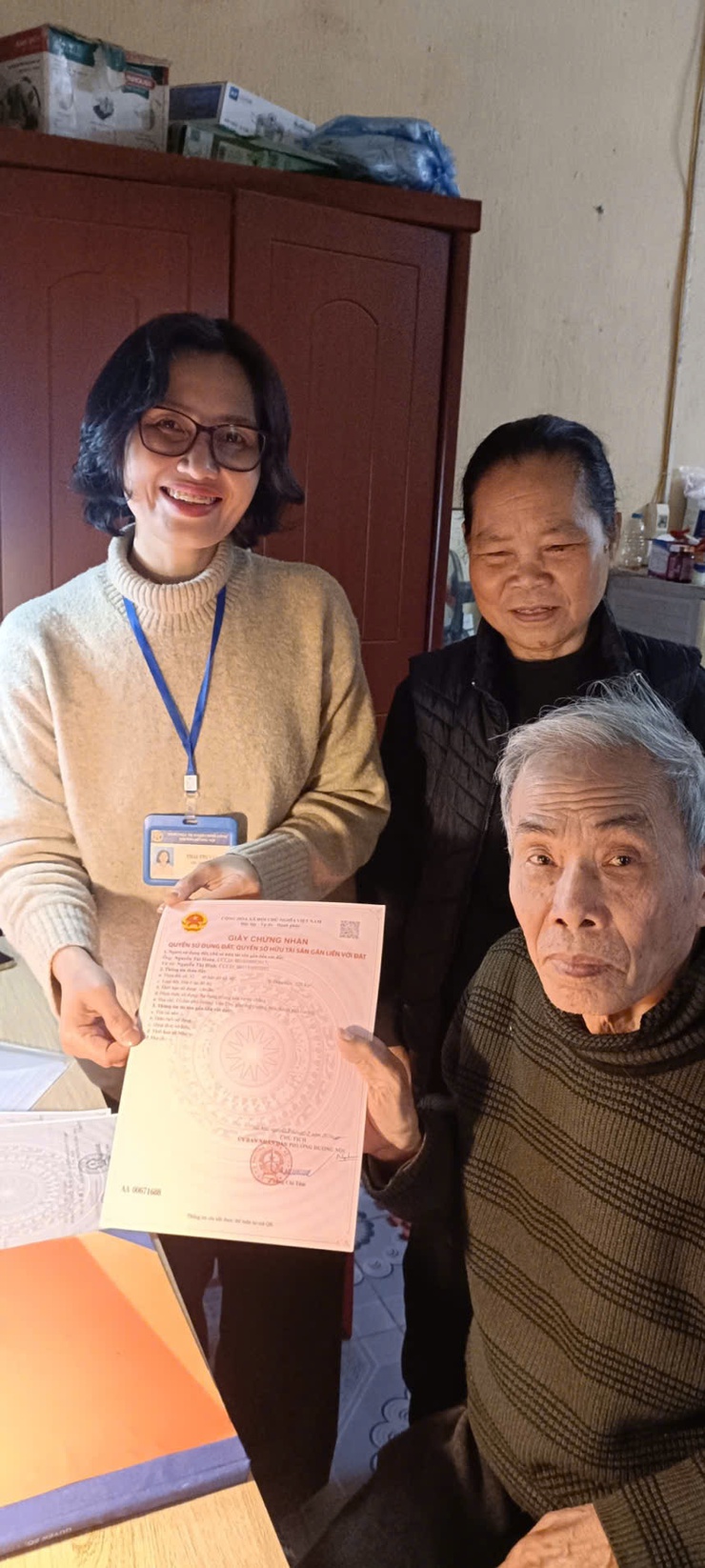 Hỗ trợ thủ tục hành chính tận nhà cho công dân cao tuổi, yếu bệnh tại phường Yên Nghĩa và phường Dương Nội trong tháng 02 – Nghĩa cử nhỏ, lan tỏa tinh thần phục vụ nhân dân- Ảnh 2.