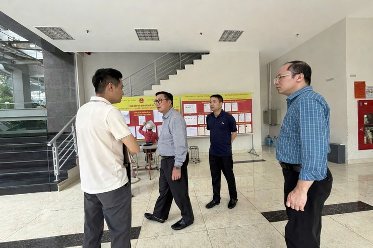 Đồng chí Bí thư Đảng ủy phường Từ Liêm kiểm tra công tác chuẩn bị bầu cử tại các điểm bầu cử trên địa bàn- Ảnh 2.