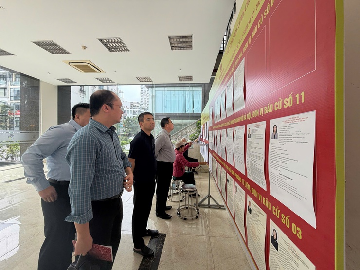 Đồng chí Bí thư Đảng ủy phường Từ Liêm kiểm tra công tác chuẩn bị bầu cử tại các điểm bầu cử trên địa bàn- Ảnh 1.