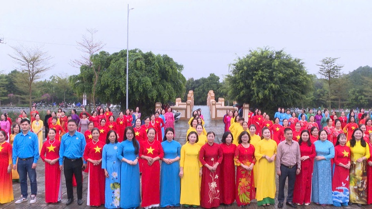 Hơn 200 hội viên phụ nữ xã Thanh Trì đồng diễn dân vũ chào mừng Ngày Quốc tế Phụ nữ 8/3- Ảnh 1.