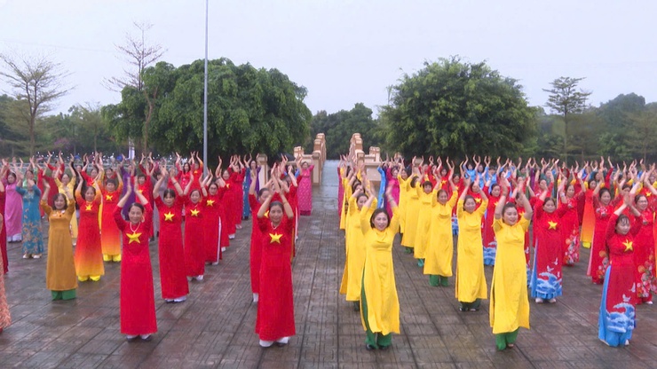 Hơn 200 hội viên phụ nữ xã Thanh Trì đồng diễn dân vũ chào mừng Ngày Quốc tế Phụ nữ 8/3- Ảnh 2.