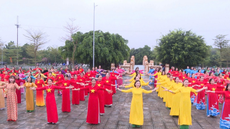 Hơn 200 hội viên phụ nữ xã Thanh Trì đồng diễn dân vũ chào mừng Ngày Quốc tế Phụ nữ 8/3- Ảnh 3.