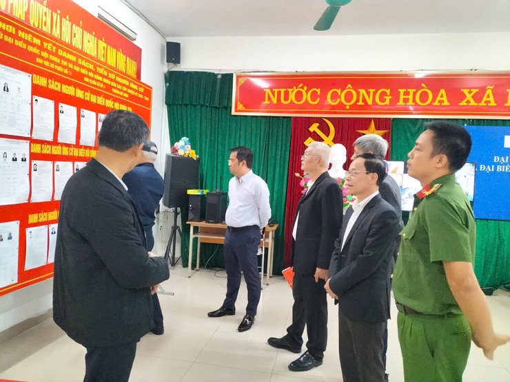 Phường Việt Hưng kiểm tra công tác chuẩn bị tại các khu vực bỏ phiếu trước ngày bầu cử.- Ảnh 7.