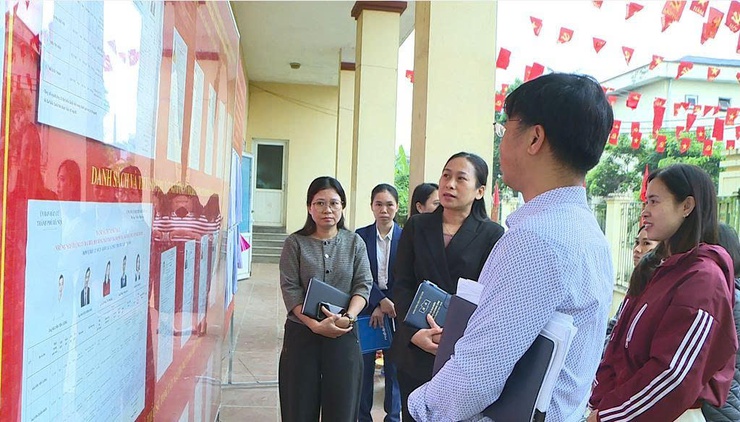 Đoàn giám sát của HĐND xã Phúc Thọ khảo sát công tác chuẩn bị bầu cử tại các khu vực bỏ phiếu- Ảnh 1.