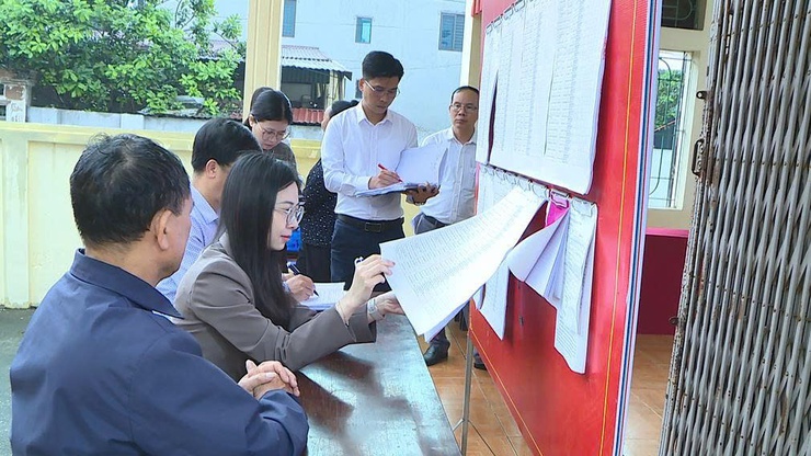 Đoàn giám sát của HĐND xã Phúc Thọ khảo sát công tác chuẩn bị bầu cử tại các khu vực bỏ phiếu- Ảnh 2.