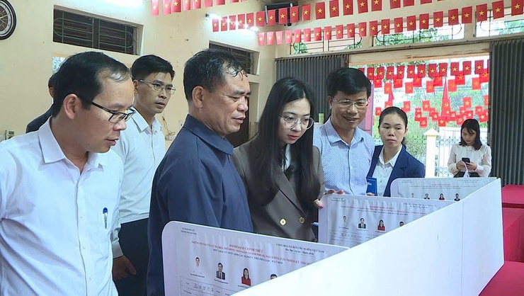 Đoàn giám sát của HĐND xã Phúc Thọ khảo sát công tác chuẩn bị bầu cử tại các khu vực bỏ phiếu- Ảnh 3.