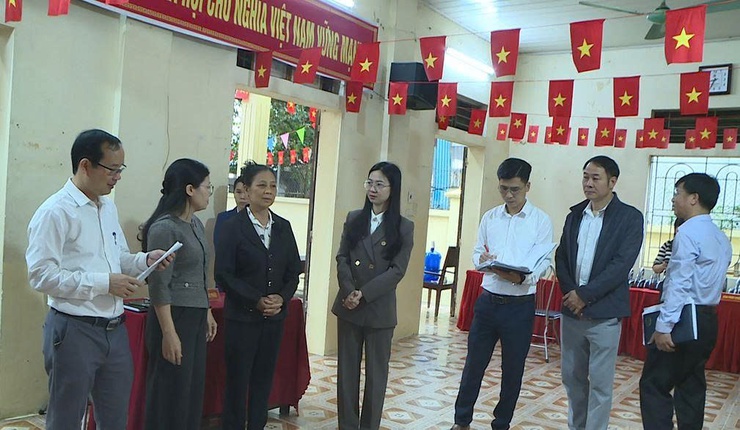 Đoàn giám sát của HĐND xã Phúc Thọ khảo sát công tác chuẩn bị bầu cử tại các khu vực bỏ phiếu- Ảnh 4.