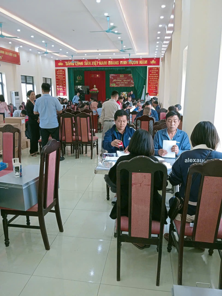 Hoàn thành đóng dấu phiếu bầu tại các Tổ bầu cử trên địa bàn xã Phượng Dực- Ảnh 1.