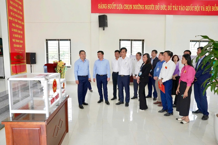 Đoàn công tác số 5 Thành ủy Hà Nội kiểm tra công tác bầu cử tại xã Thiên Lộc- Ảnh 1.