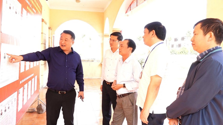 Bí thư Đảng uỷ xã Bình Minh Nguyễn Khánh Bình kiểm tra công tác chuẩn bị bầu cử tại các khu vực bỏ phiếu- Ảnh 1.