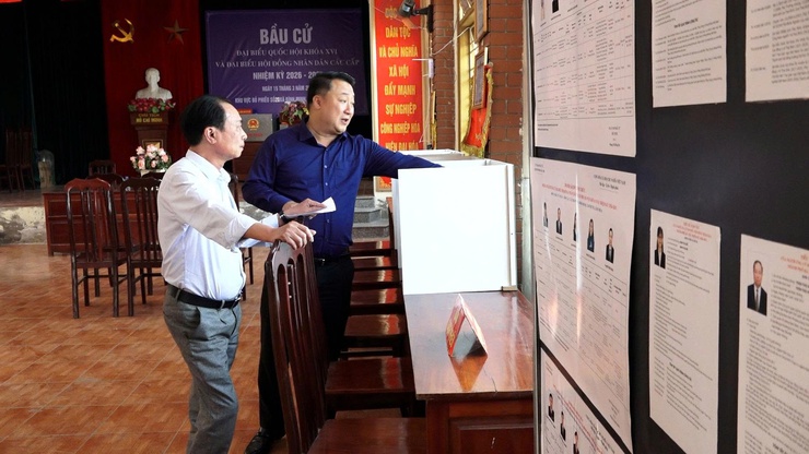 Bí thư Đảng uỷ xã Bình Minh Nguyễn Khánh Bình kiểm tra công tác chuẩn bị bầu cử tại các khu vực bỏ phiếu- Ảnh 2.