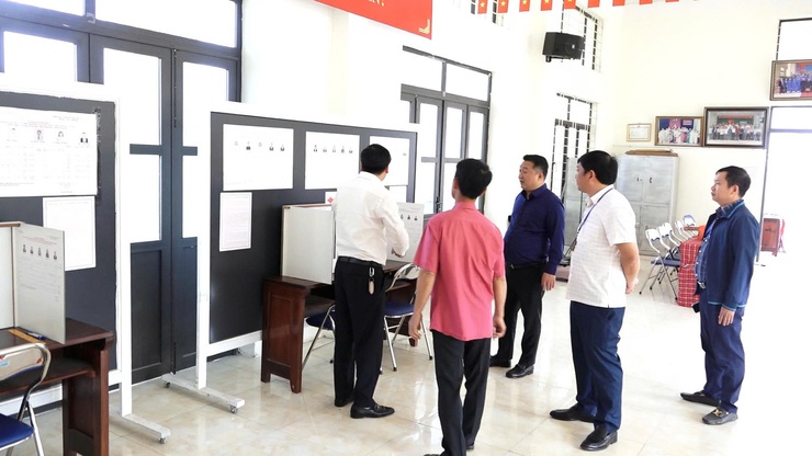 Bí thư Đảng uỷ xã Bình Minh Nguyễn Khánh Bình kiểm tra công tác chuẩn bị bầu cử tại các khu vực bỏ phiếu- Ảnh 5.