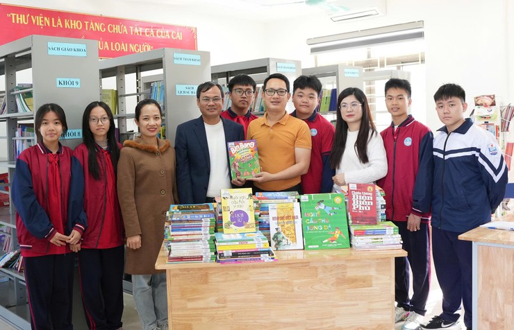 Bát Tràng bàn giao sách luân chuyển cho các trường học, góp phần lan tỏa văn hóa đọc- Ảnh 1.