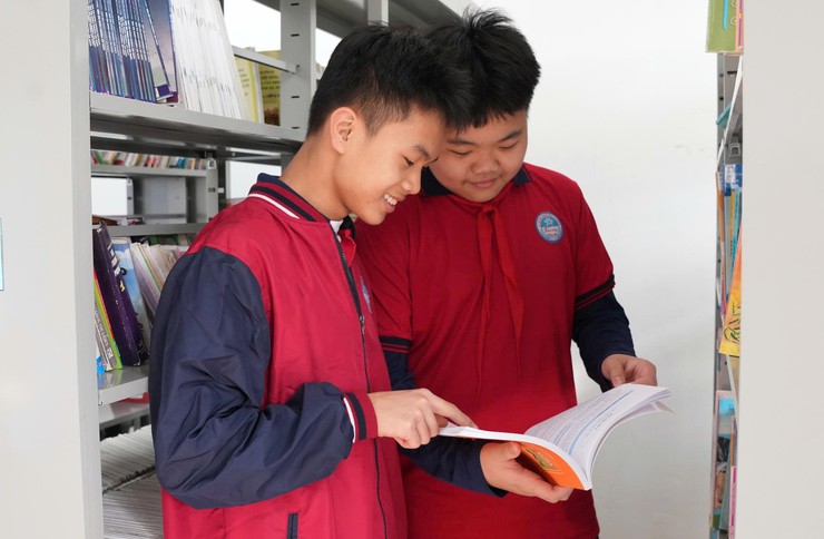 Bát Tràng bàn giao sách luân chuyển cho các trường học, góp phần lan tỏa văn hóa đọc- Ảnh 2.